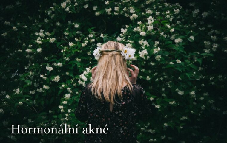 Jak na hormonální akné: Příčiny a nejlepší bylinky